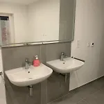 Modern 4-bedroom Near Hamburg Apartman *