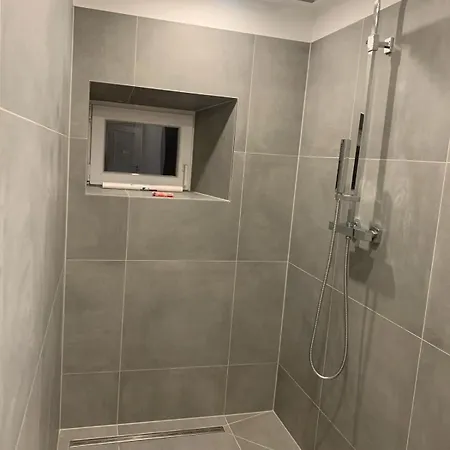 Modern 4-bedroom Near Hamburg Apartman *